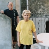 Madeleine et Antoine Maestracci, devant la maison de famille de Madeleine à Casanova. © Béatrice Lucchese