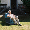 Paul Bona, le père de Doumé, devant sa maison de Santo Pietro di Venaco. © Béatrice Lucchese