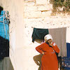 Fatma dans la cour sablée. © Béatrice Lucchese